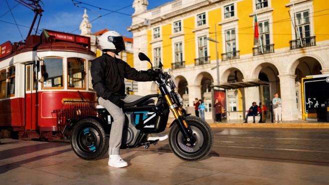 Il est difficile de cataloguer la BMW CE 02.