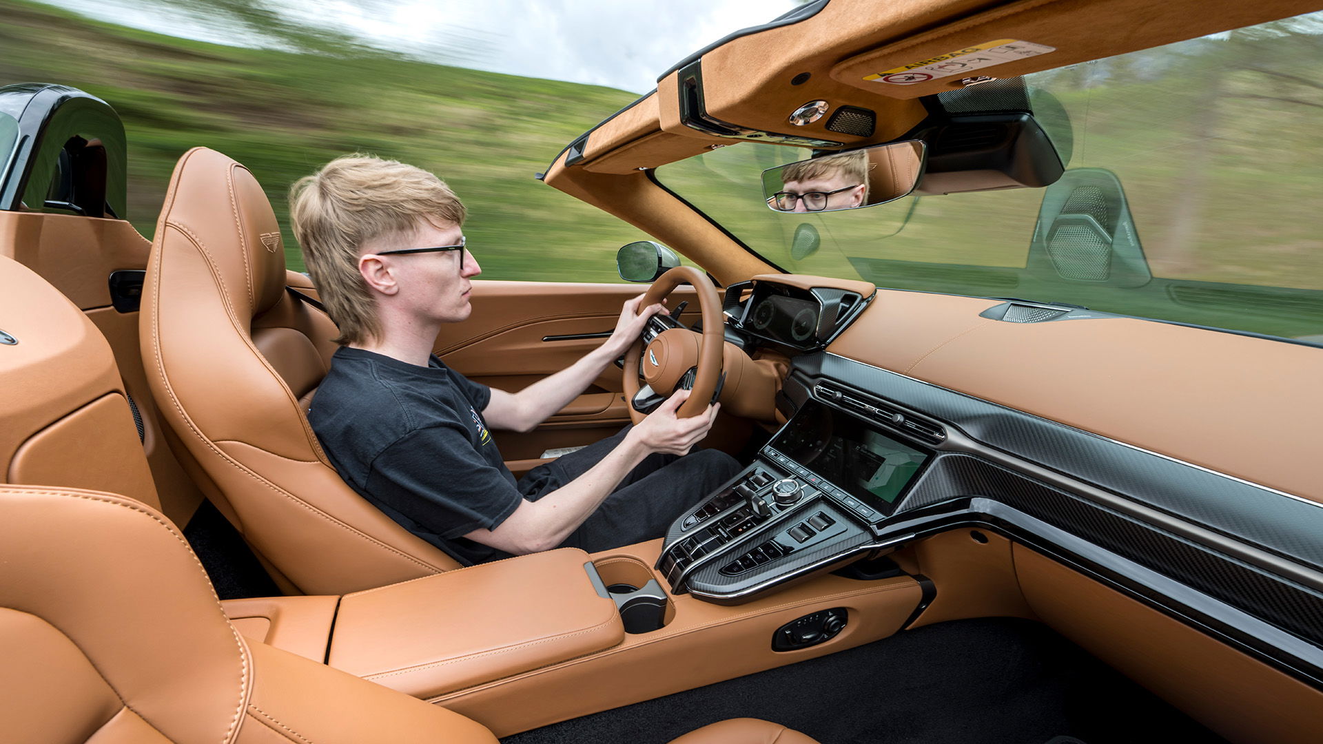 Aston Martin Vantage Roadster, conduite