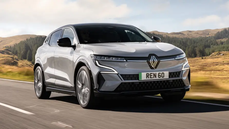Une Renault Megane E-Tech grise dans la rue