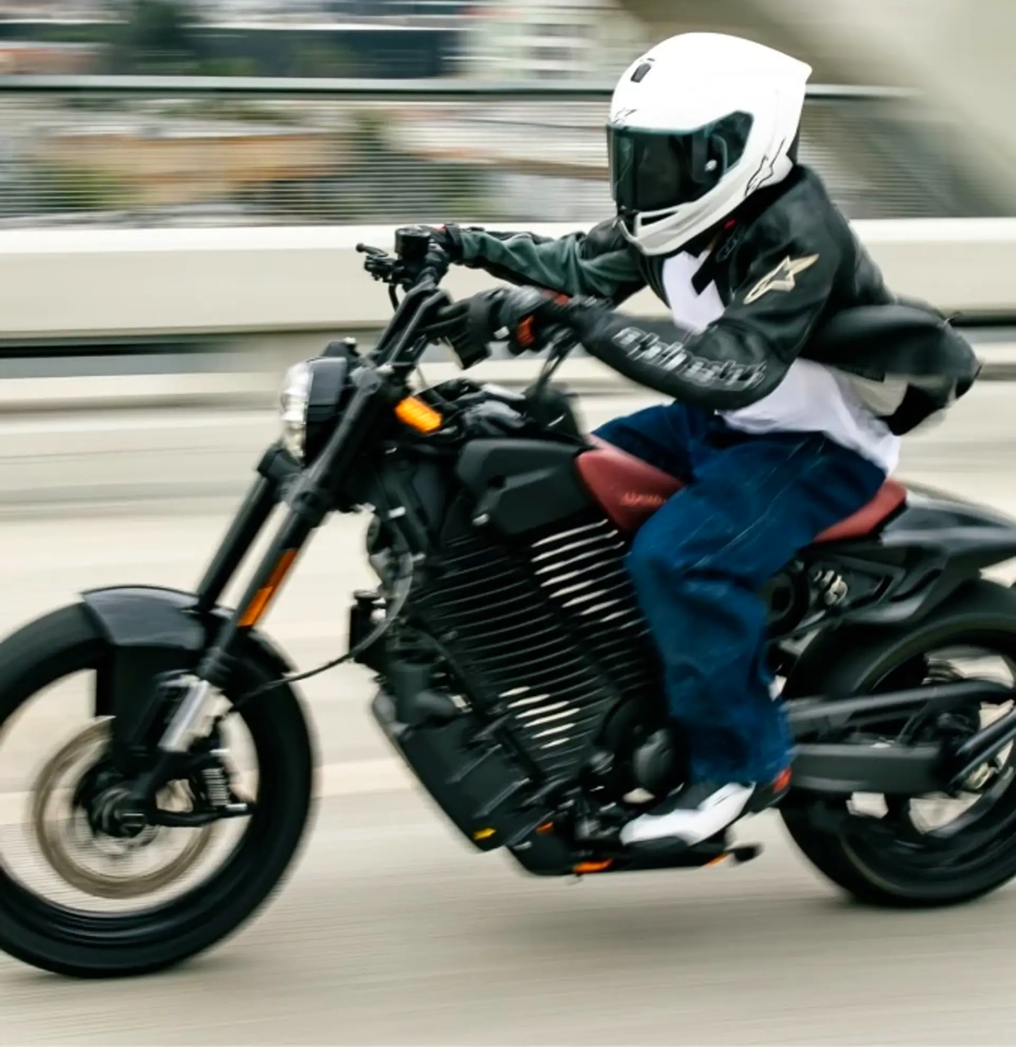 Il fait 0 à 100 km / h en seulement 3,3 secondes. Il fait 0 à 100 km / h en seulement 3,3 secondes.