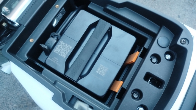 La batterie est intégrée dans le compartiment sous le siège. La batterie est intégrée dans le compartiment sous le siège.