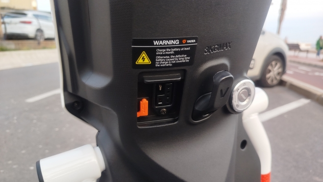 Dans le bloc d'adresses, il y a un tir USB pour le mobile et un autre pour recharger directement la batterie. Dans le bloc d'adresses, il y a un tir USB pour le mobile et un autre pour recharger directement la batterie.