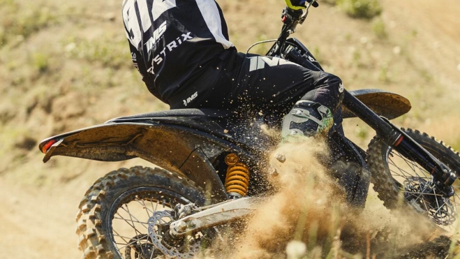 De nombreux coureurs d'Enduro professionnels ont également collaboré au développement de la Strix. De nombreux coureurs d'Enduro professionnels ont également collaboré au développement de la Strix.
