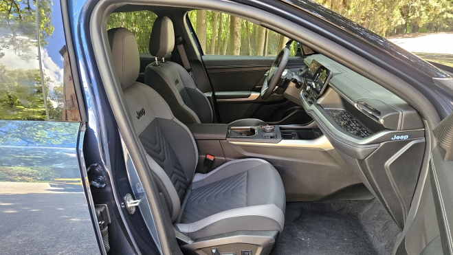 Jeep Compass Rival Toyota RV4 10700 Euros Réduction (10) Jeep Compass Rival Toyota RV4 10700 Euros Réduction (10)