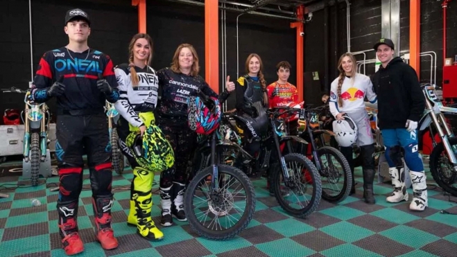 Il existe différentes façons de profiter des motos en motocrossité. Il existe différentes façons de profiter des motos en motocrossité.