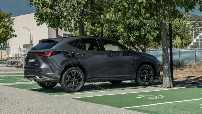 Lexus NX PHEV 2024 arrière Lexus NX PHEV 2024 arrière