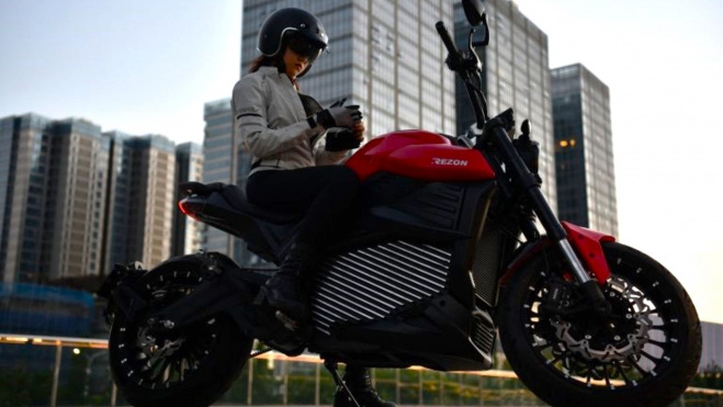 Le moteur est très puissant (11 kW) et la batterie très capable (15,3 kWh). Le moteur est très puissant (11 kW) et la batterie très capable (15,3 kWh).