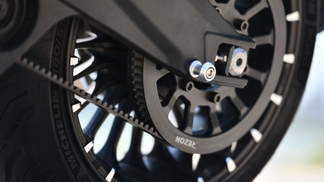 La transmission des roues se fait au moyen d'une sangle dentée. La transmission des roues se fait au moyen d'une sangle dentée.