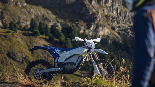 Le nouveau Husqvarna est la première grande moto électrique de la marque. Le nouveau Husqvarna est la première grande moto électrique de la marque.
