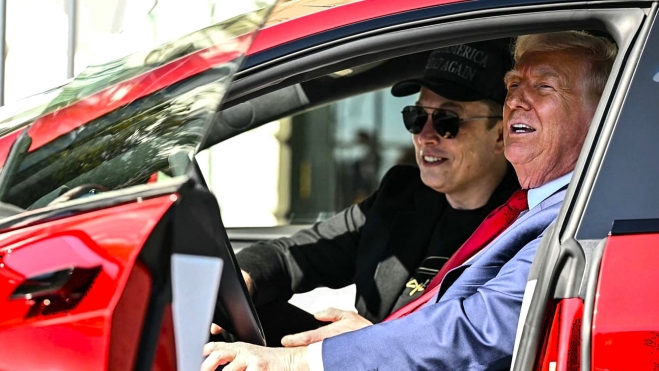 Bien qu'il n'aime pas les voitures électriques, Donald Trump a acheté une Tesla pour soutenir son ami Elon Musk. Bien qu'il n'aime pas les voitures électriques, Donald Trump a acheté une Tesla pour soutenir son ami Elon Musk.