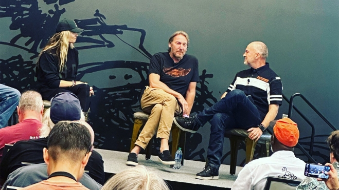 Quelqu'un doit guider le cours de Harley-Davidson pour sauver. Quelqu'un doit guider le cours de Harley-Davidson pour sauver.