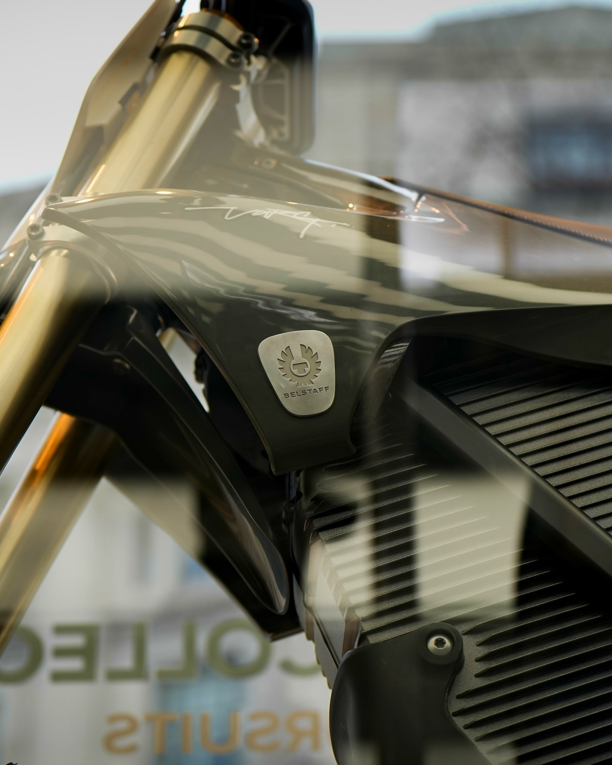 La moto en question portait un badge Belstoff. La moto en question portait un badge Belstoff.