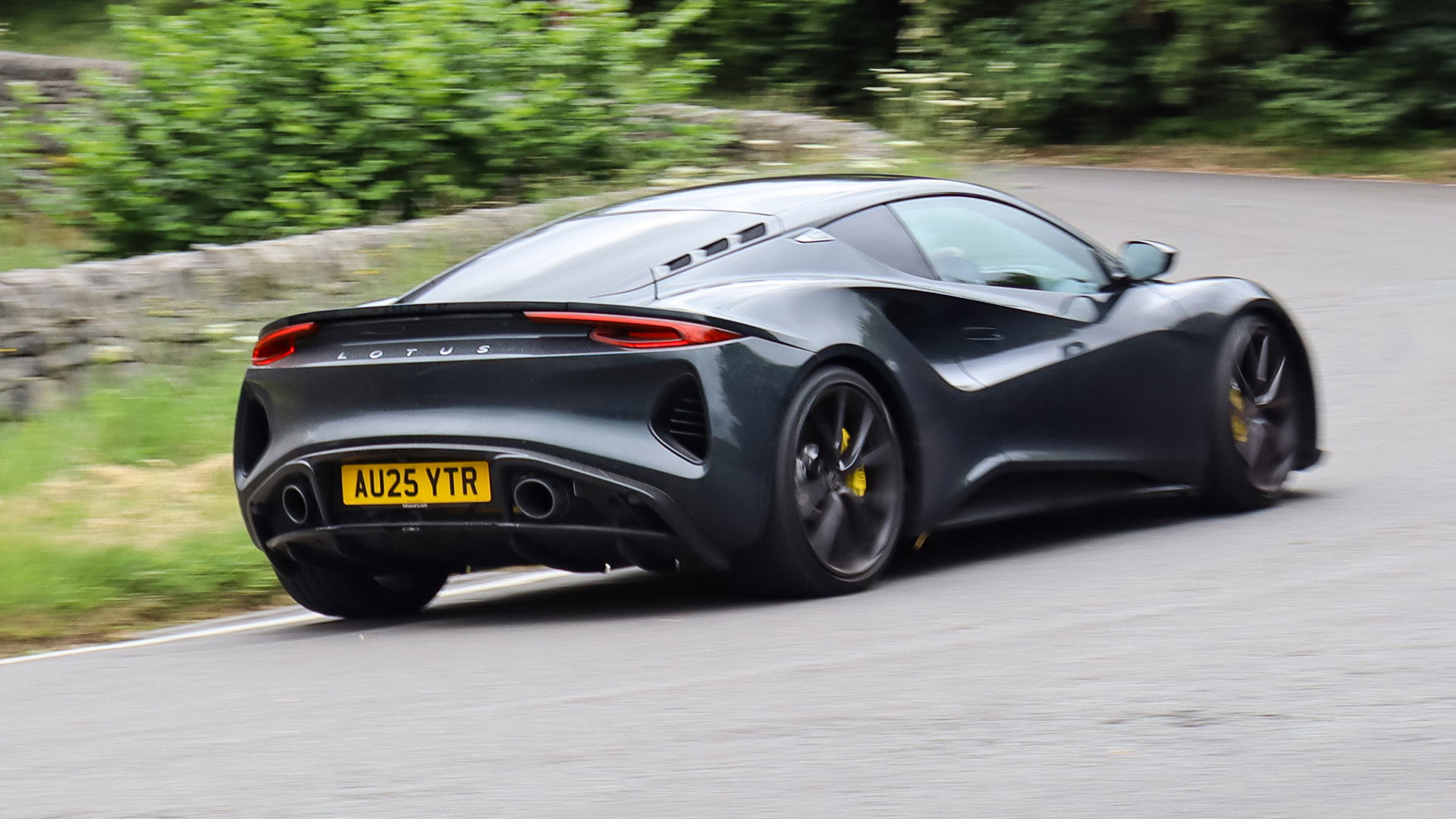 Lotus Emira Turbo SE - arrière, conduite