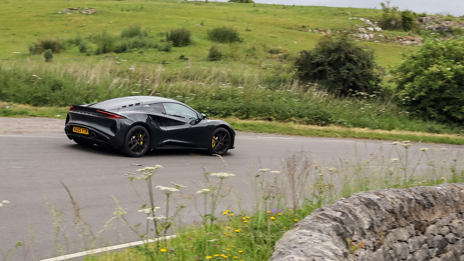 Lotus Emira Turbo SE - arrière, conduite