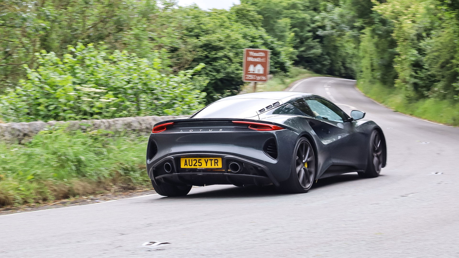 Lotus Emira Turbo SE - arrière, conduite