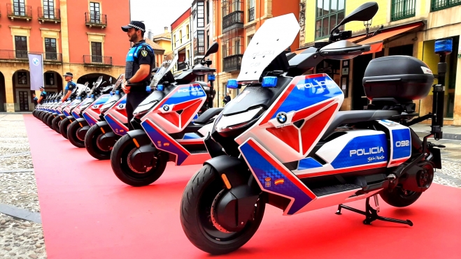 Plusieurs municipalités ont la BMW CE 04 pour leurs forces de sécurité. Plusieurs municipalités ont la BMW CE 04 pour leurs forces de sécurité.