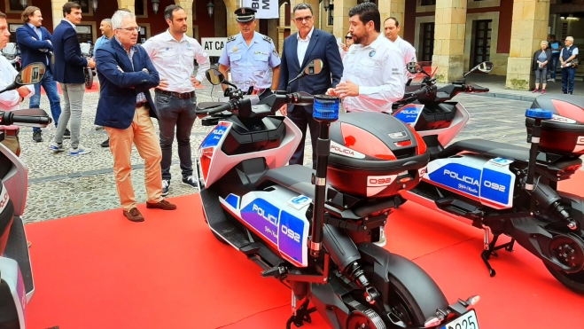 CE 04 de la police sembler des motos tirées d'un film de science-fiction. CE 04 de la police sembler des motos tirées d'un film de science-fiction.