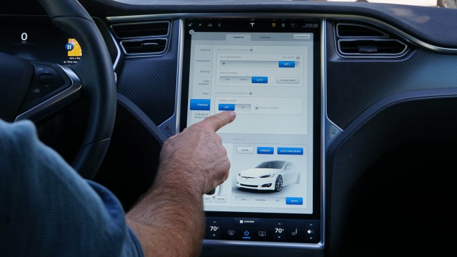 Tesla a été un pionnier dans le développement de voitures électriques basées sur des logiciels. Tesla a été un pionnier dans le développement de voitures électriques basées sur des logiciels.