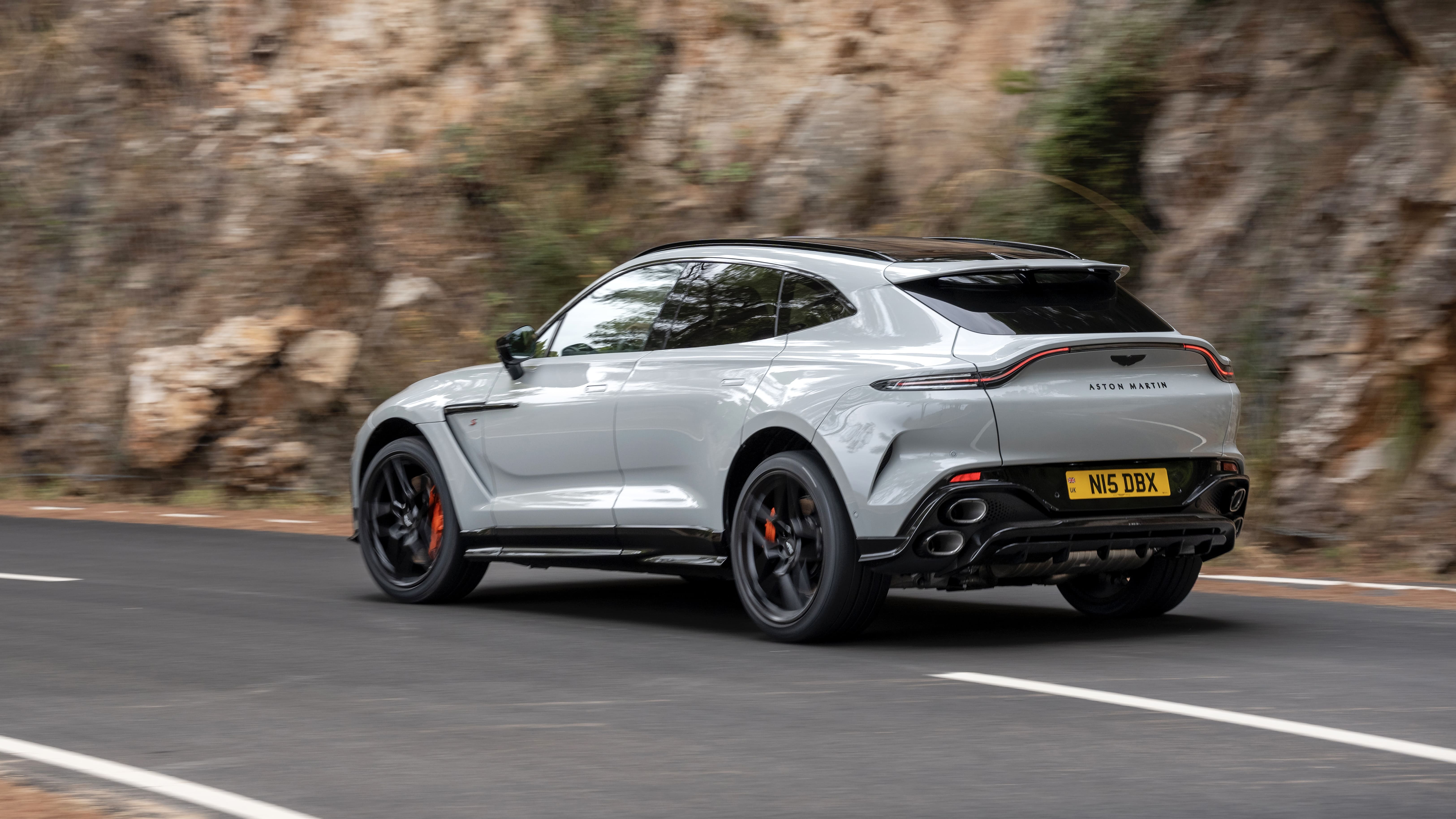 Aston Martin DBX S - arrière, conduite