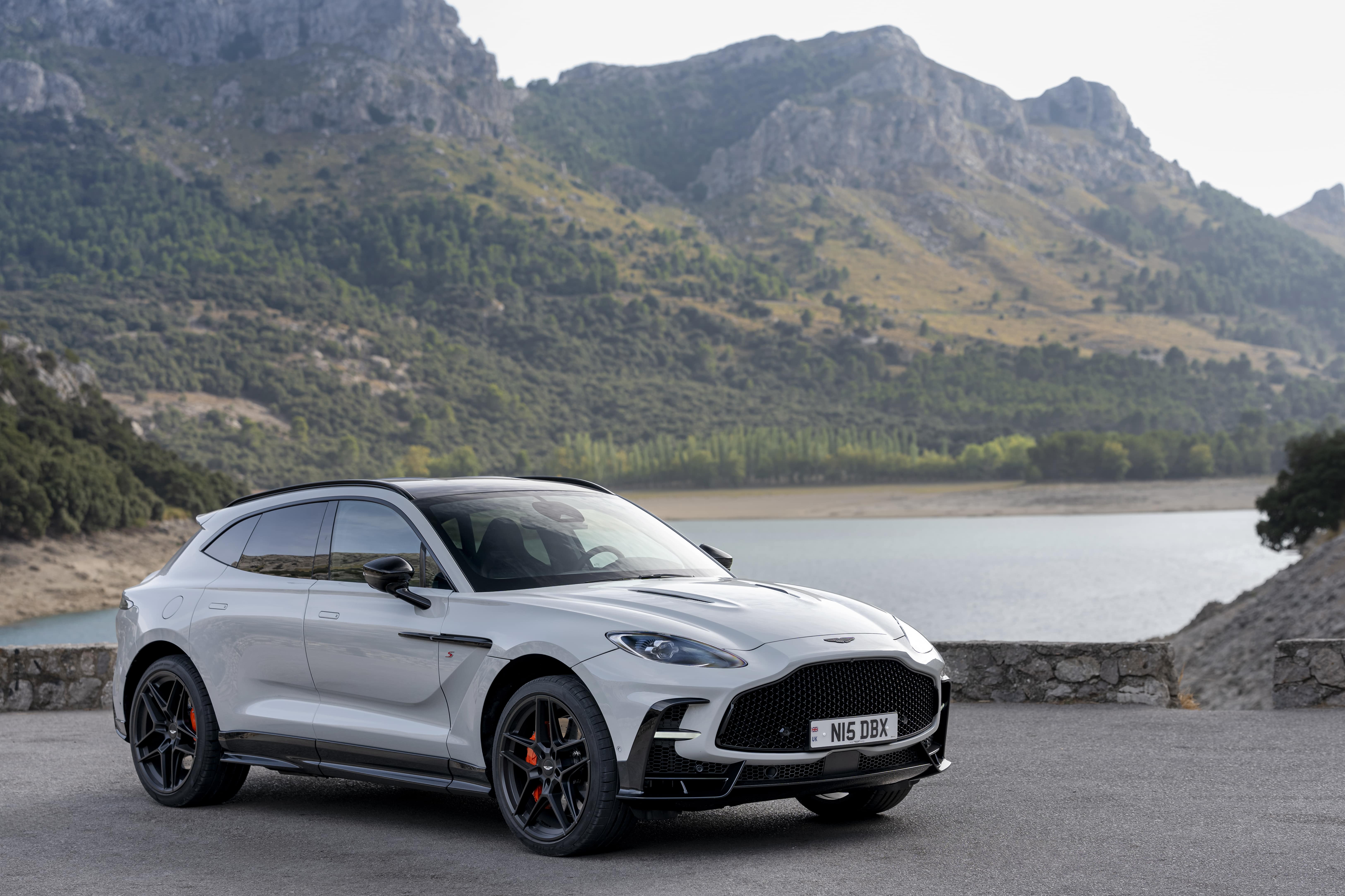Aston Martin DBX S - Front, statique