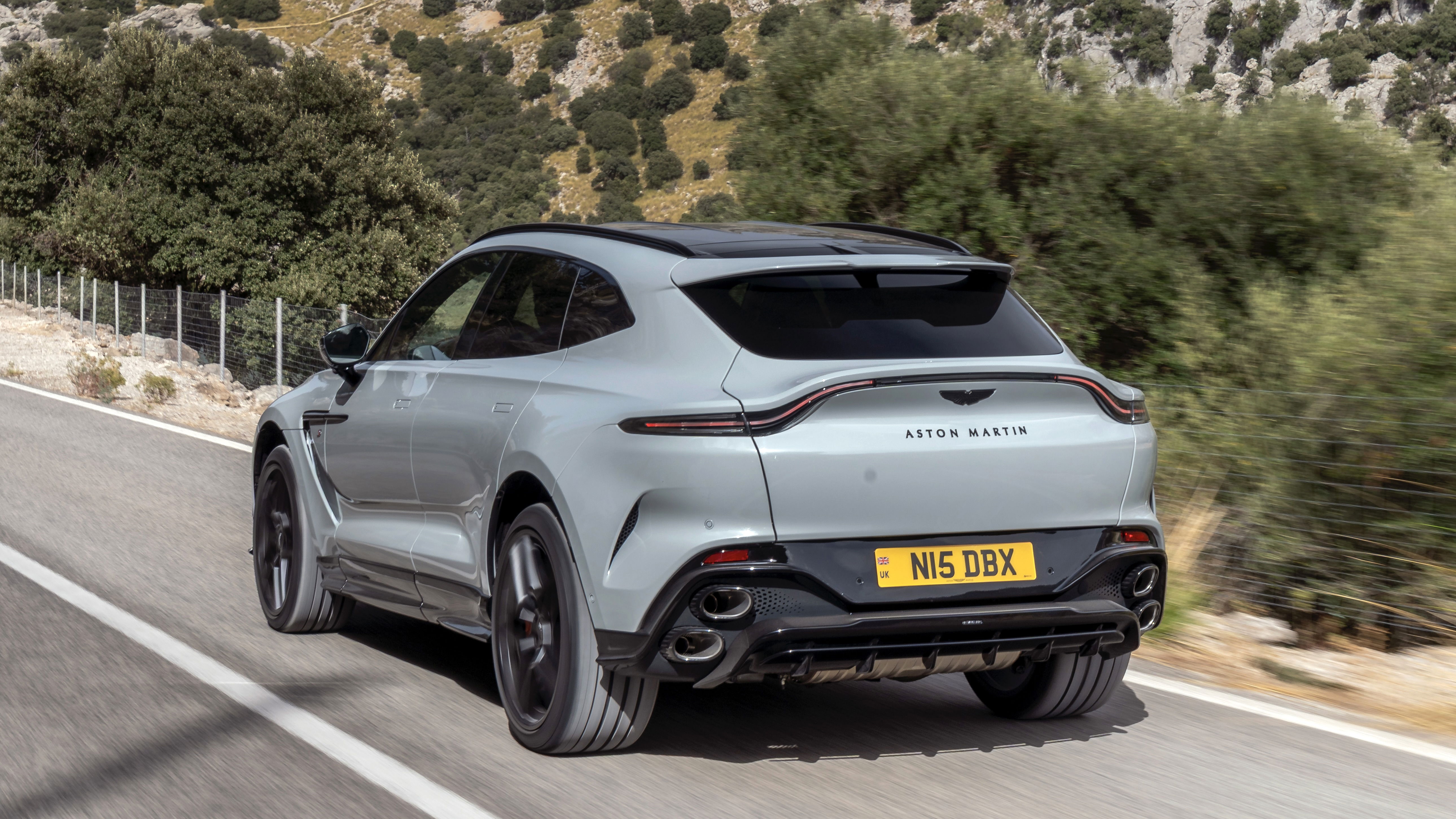 Aston Martin DBX S - arrière, conduite
