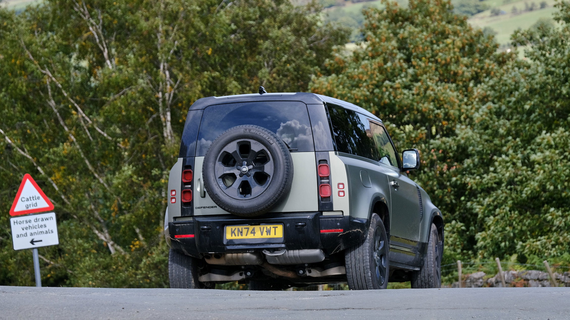 Land Rover Defender 90 - arrière, conduite