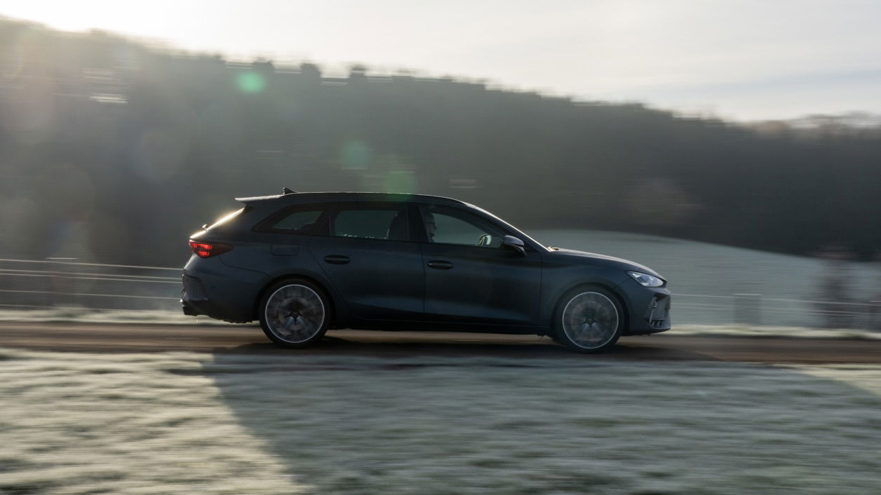 Cupra Leon Estate - côté, conduite