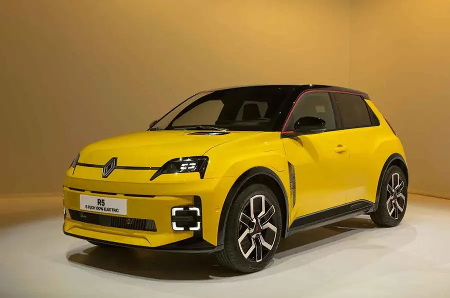 Une Renault 5 jaune