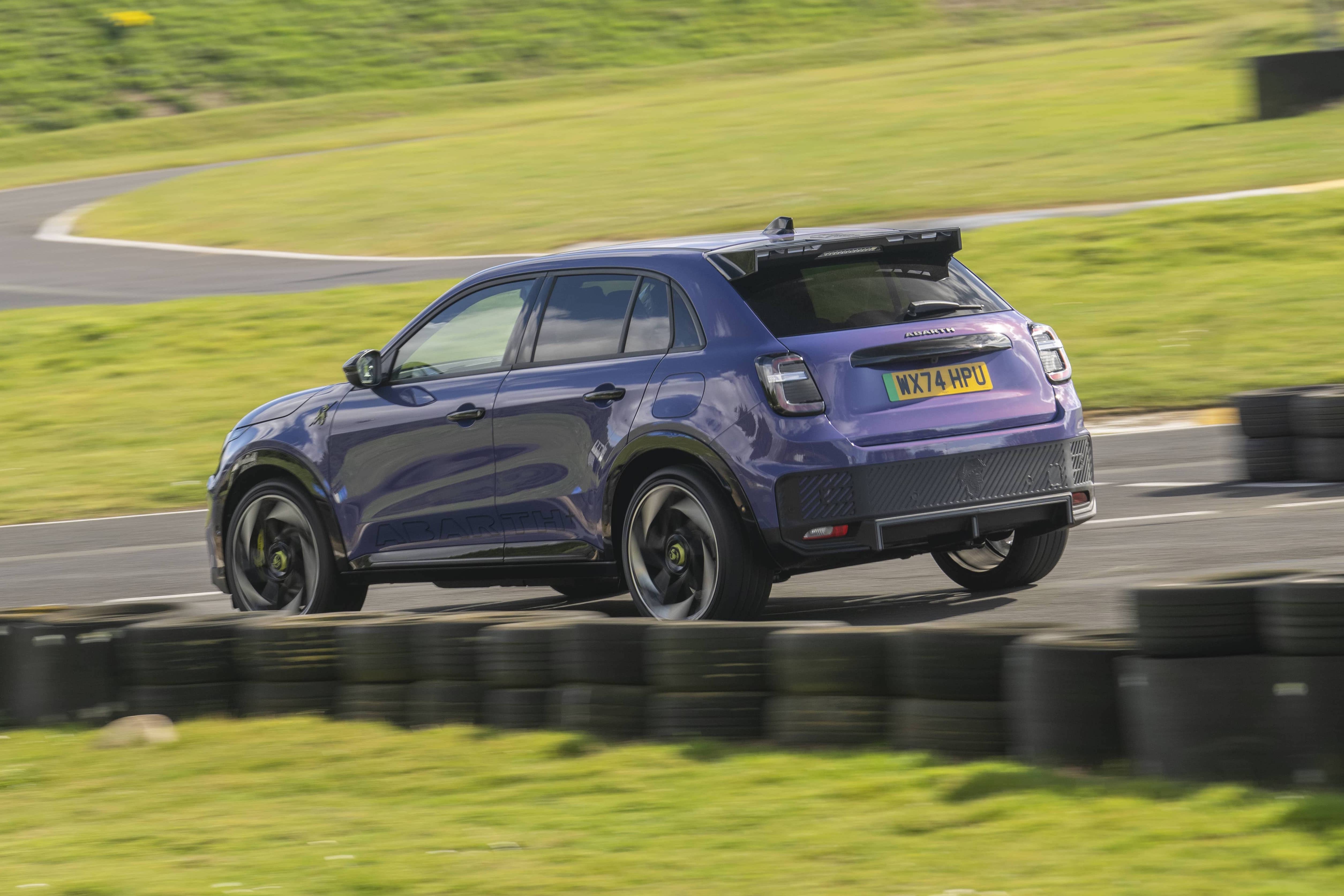 Abarth 600E - arrière, conduite