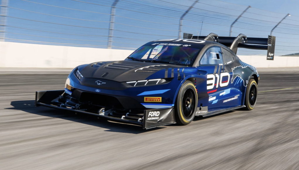 Voici le bas sur le très large Pikes Peak Ford Mustang Mach-E