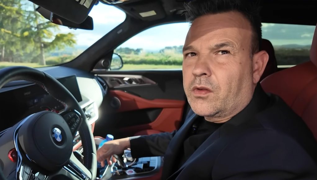 José Elías va acheter une voiture électrique, regrette et quitte le concessionnaire avec un V8 hybride plug -in V8