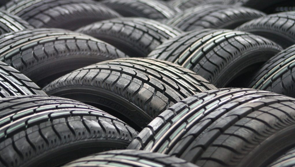 car-tyres-63928_1920 pneus de voiture