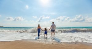 Vacances en France en famille : 3 idées de destinations pour tous les budgets ! famille à la plage