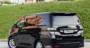 Ne faites surtout pas cette erreur ! Voici comment retirer un autocollant de votre voiture…