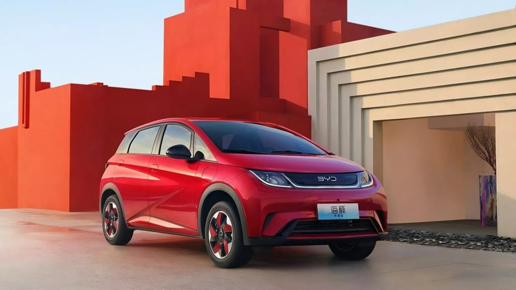 Une BYD Dolphin rouge