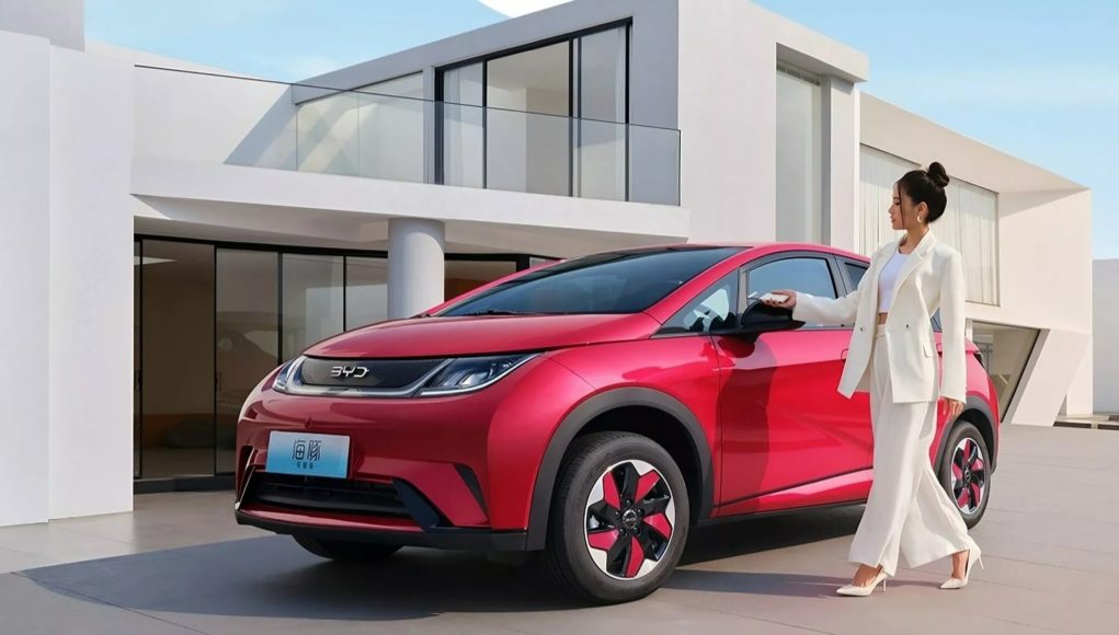 429938078_921897939943333_6905553828789821108_n Une BYD Dolphin rouge et une femme