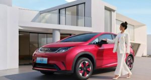 BYD Dolphin 2024 : La nouvelle sensation électrique abordable en Chine Une BYD Dolphin rouge et une femme