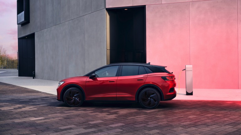 Une volkswagen rouge