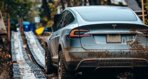 Découverte du Tesla Cybertruck à chenilles : une innovation qui révolutionne l’industrie automobile "Tesla Cybertruck à chenilles : quand l'électrique rencontre l'extrême"