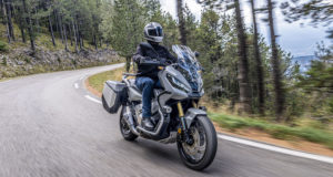 Des tarifs abordables pour certains modèles de moto Une moto noire en route