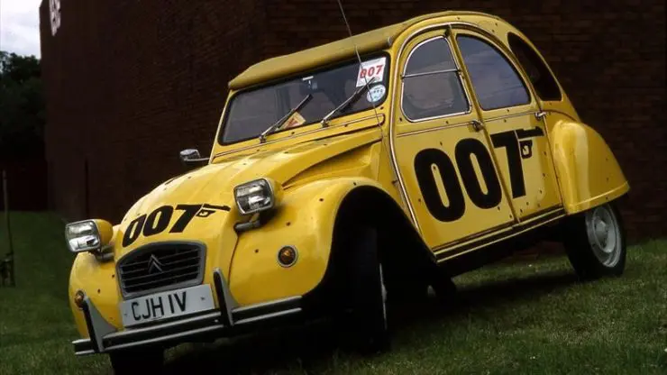La Citroën 2 CV dans "Rien que pour vos yeux"