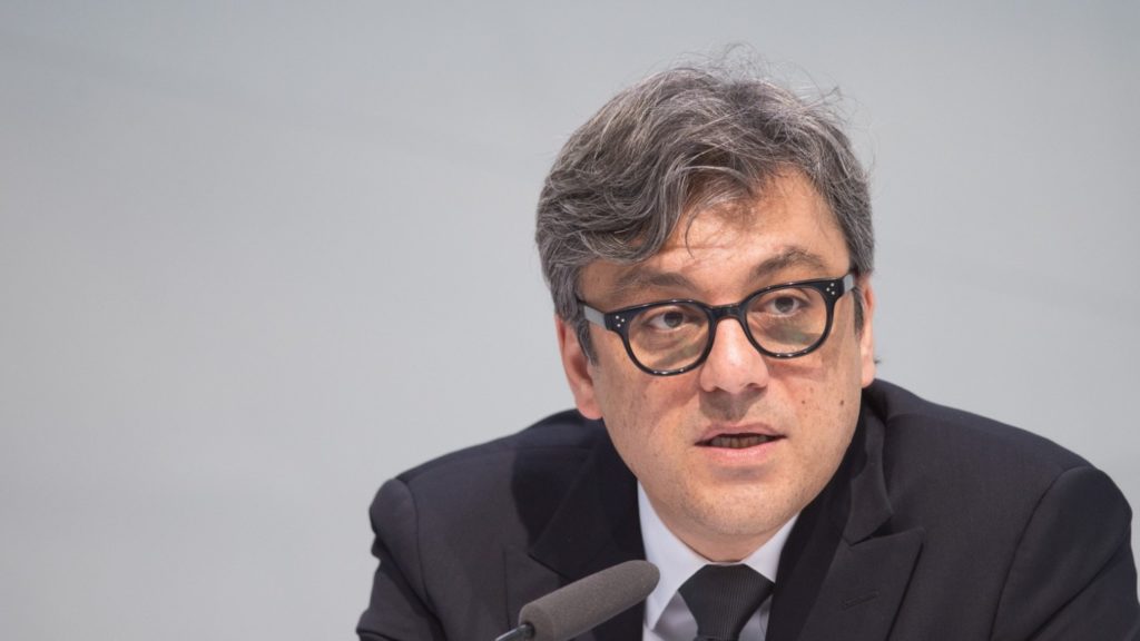 Mr Luca De Meo en pleine conférence