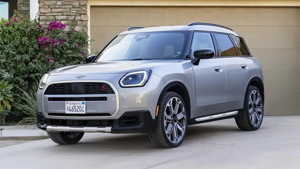 Une Mini grise devant le garage
