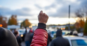 Pourquoi la ville de Paris encourage-t-elle à ne pas régler son stationnement? Un homme revendiquant sur le stationnement