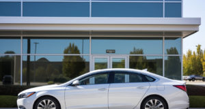 Découvrez les secrets et dates choc de l’histoire de la voiture électrique ! Une voiture électrique garée