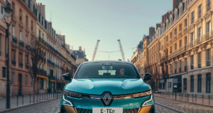 Renault n’a pas encore dévoilé toutes les spécificités techniques de la nouvelle Renault 5. Une voiture dans la rue