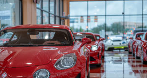 Imprévisible, le marché automobile français se redresse en février mais l’avenir reste incertain Des voitures en vente