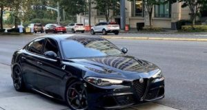 Alfa Romeo placé sous le symbole du 33 Une Alpha Romeo noire