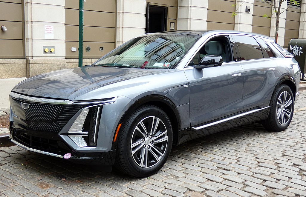 Une Cadillac Lyriq grise garée