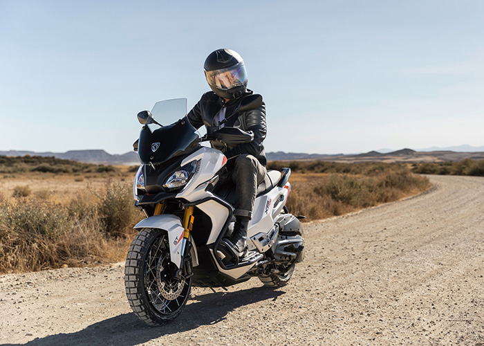 Un homme avec une scooter peugeot